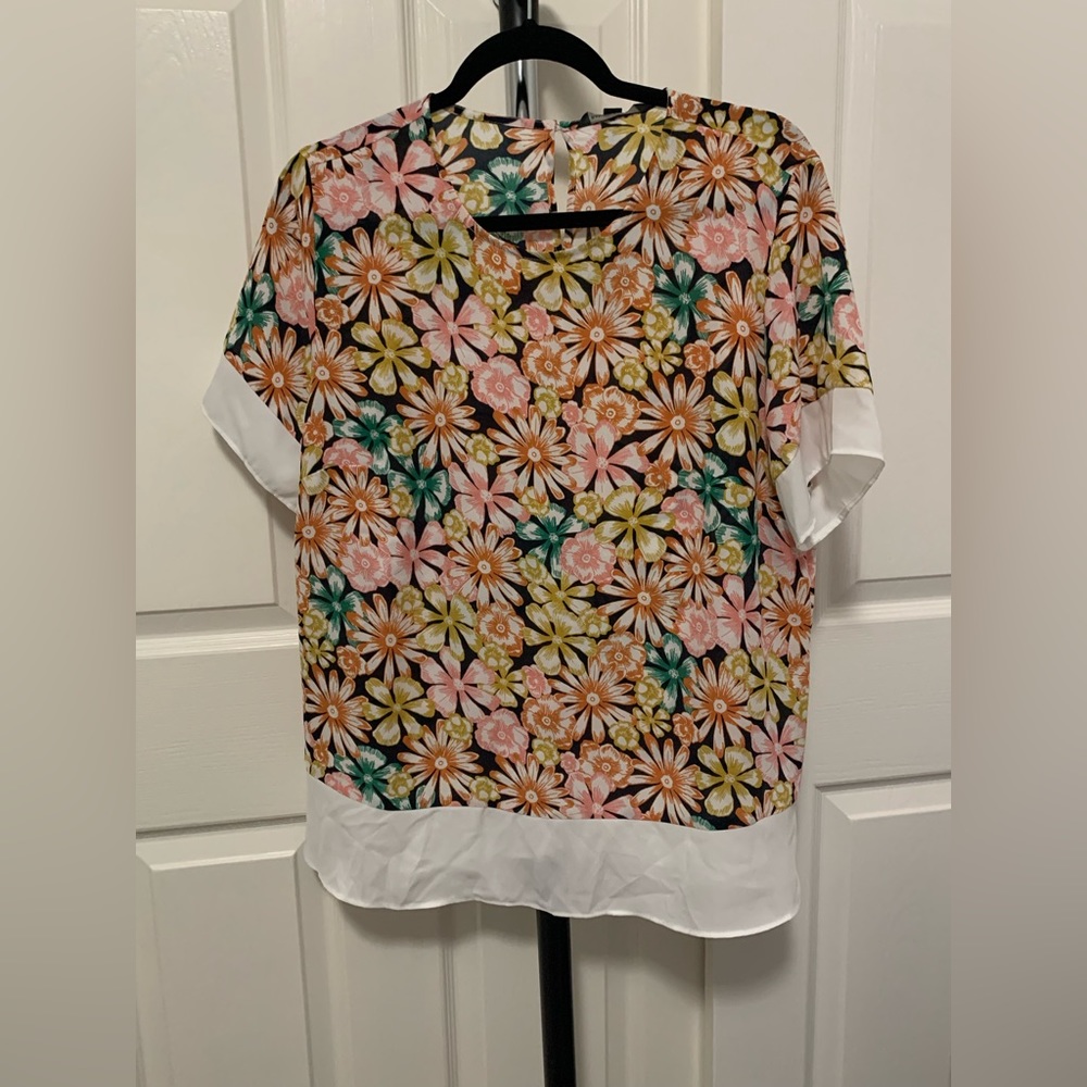NWT Banana Republic short sleeve daisy pattern blouse